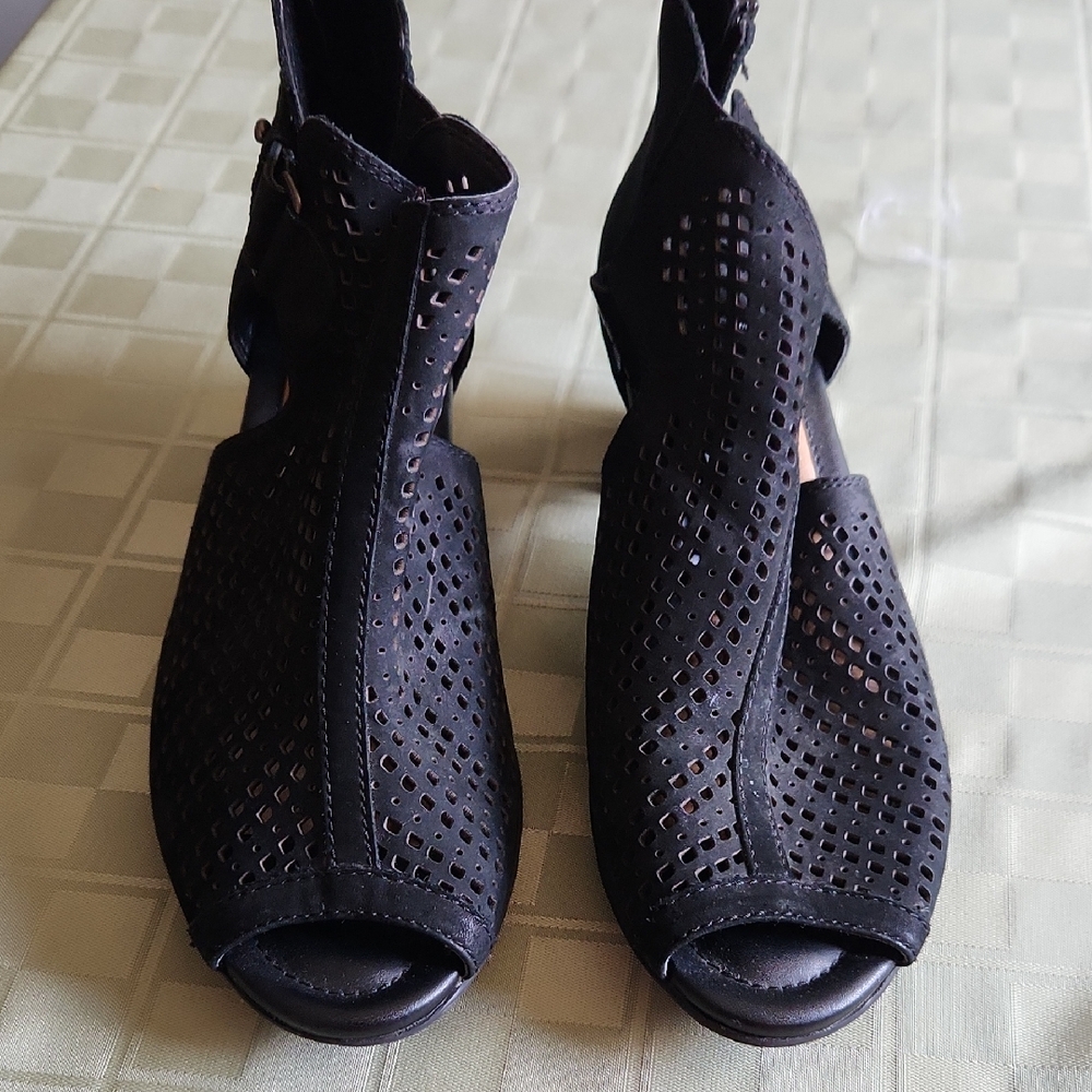 Earth Black Women's Peep-Toe Sandals